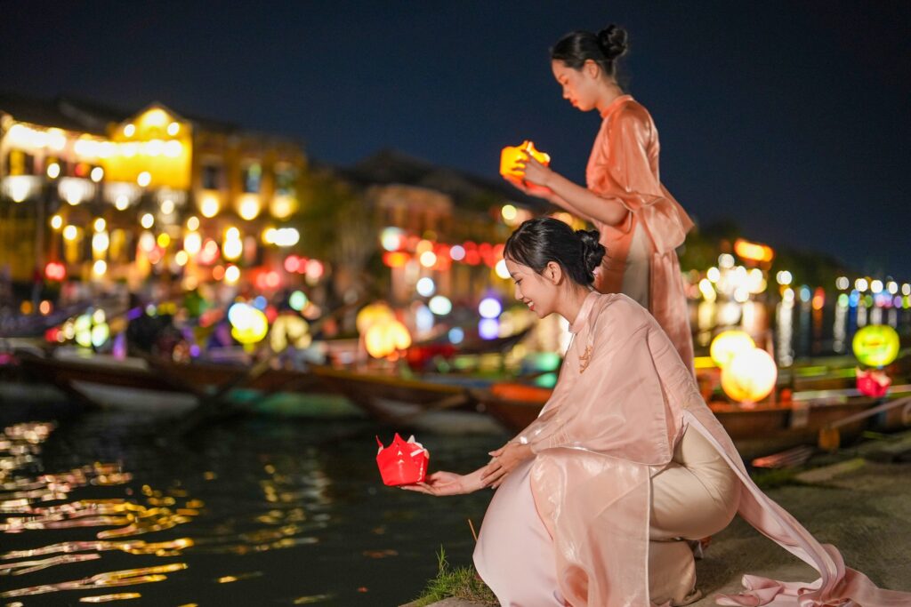 lantern lift on Hoai River