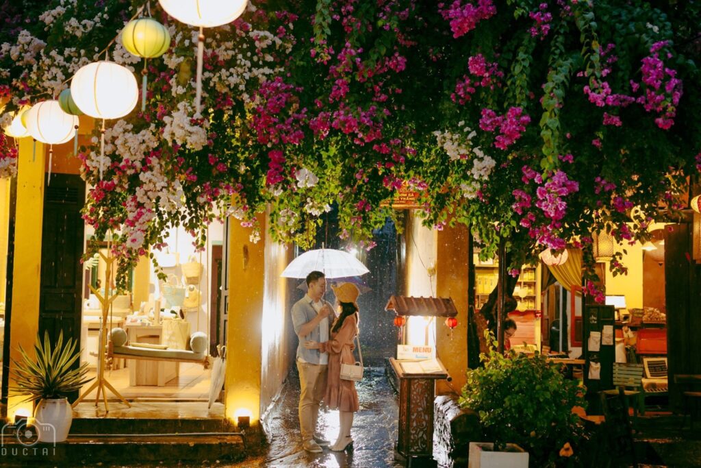 khung cảnh lãng mạn của phố cổ Hội An trong một ngày mưa